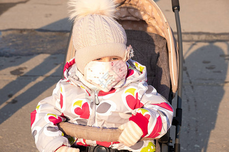 儿童在路上戴保护医疗面具街头烟雾发图片