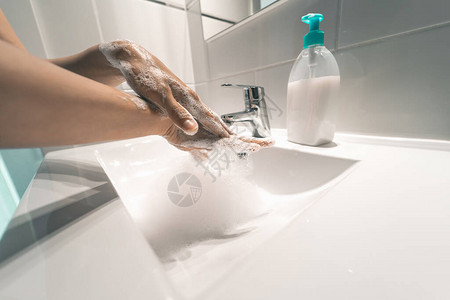 女用液体肥皂洗手以预防和阻止电晕传播图片