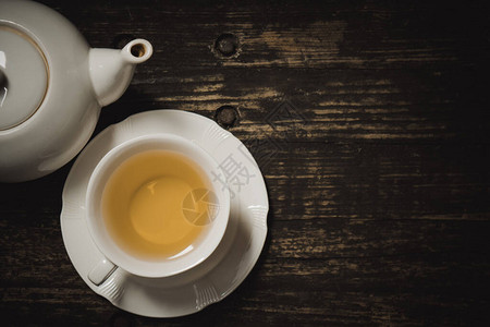 美味的有机健康草本黄色热茶套装饮料图片
