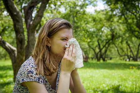 年夏天患有草和花粉过敏的年轻女流图片