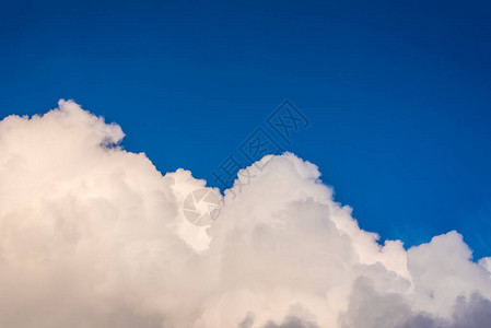 蓝天上美丽的积云图片