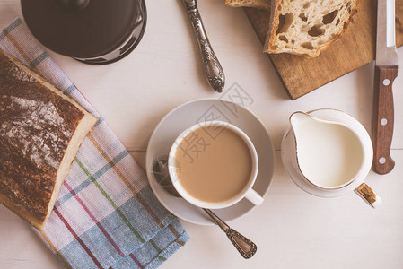 速快早餐咖啡加牛奶和新鲜糕点法国媒图片