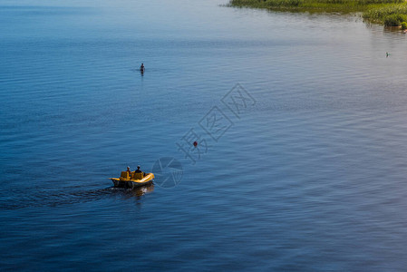 度假者乘坐双体船游到岛上图片