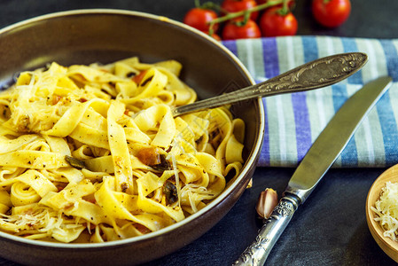 传统的意大利素食菜意大利面配番茄在图片