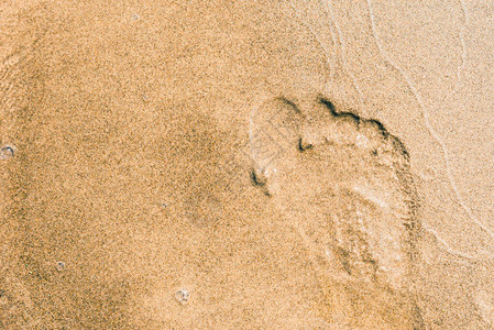 沙滩上一个男人的脚步图片