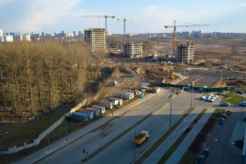 大型建筑的顶视图有起重机和建筑物的大都市大城市的混凝土整体框架面板图片