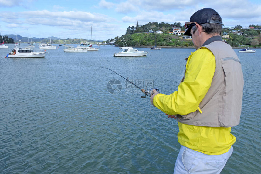 成年人男子3040岁从船码头用鱼棒捕图片