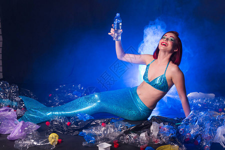 海洋中塑料垃圾和瓶子污染图片