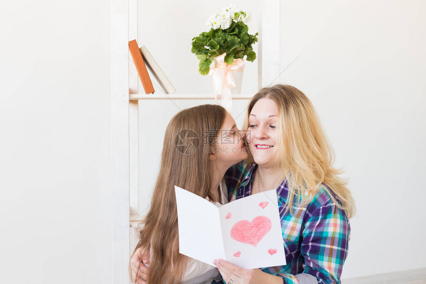 母亲节和家庭假期母亲读女儿的贺卡图片