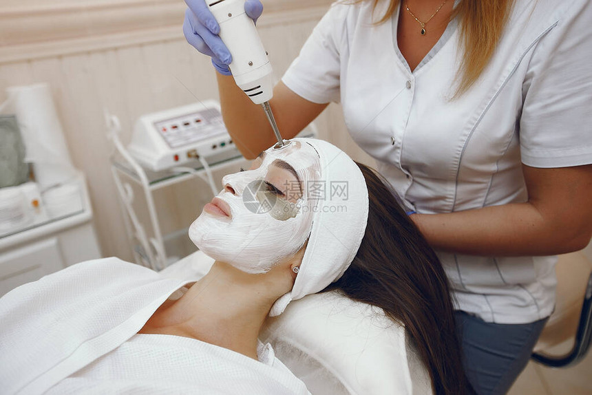 美容师对待客户的皮肤有美容师的女人美容图片
