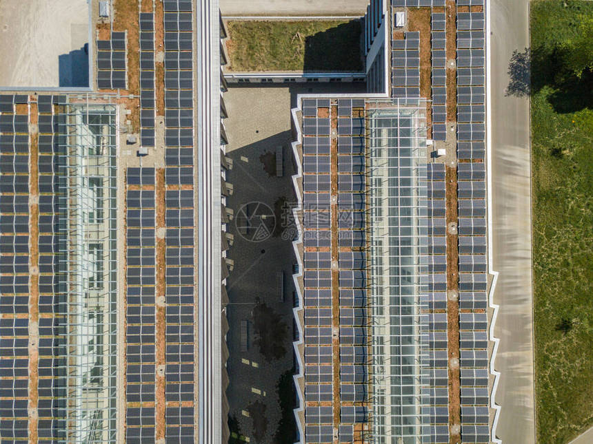 用能发电的带有光伏板的建筑物屋顶的鸟瞰图建筑清图片