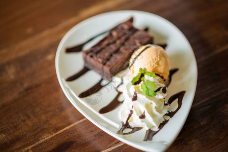 巧克力香草奶冰淇淋在木桌上图片