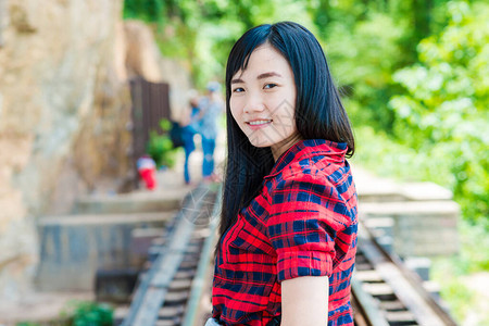 美丽的亚洲女在绿色公园露天野外自图片
