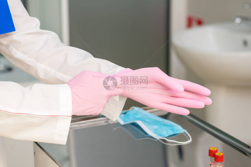 护士双手在医院戴上粉色图片