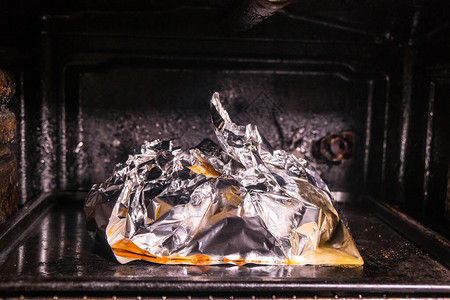 在烤箱和泡菜中煮多汁的金鸡在冠状病图片