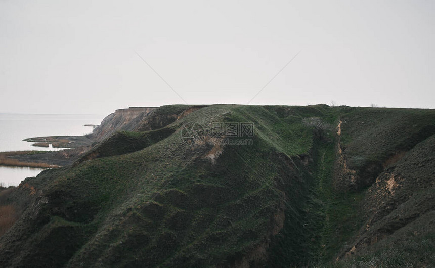 满是青草的绿山天空充图片