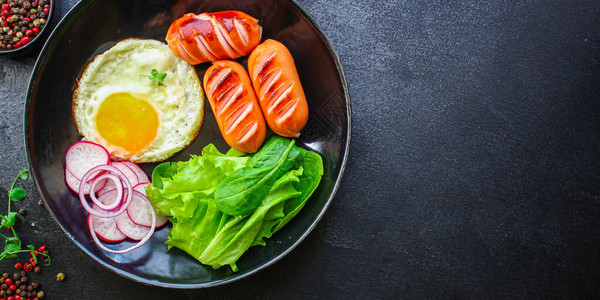 健康早餐鸡蛋香肠和蔬菜单概念图片