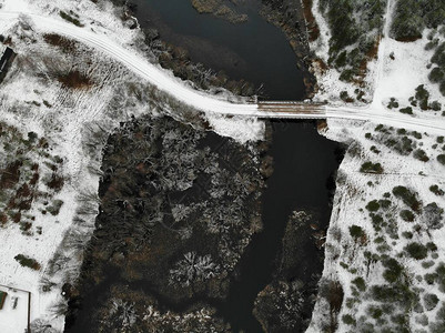 大河附近的森林里冬天有木桥空中观光图片