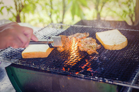 BBQSteak肉类烤肉在自然气氛中露营放松时间在山上露营图片