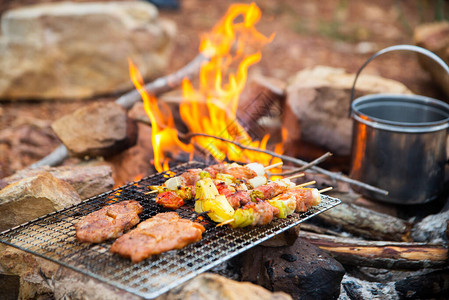 BBQSteak肉类烤肉在自然气氛中露营放松时间在山上露营图片