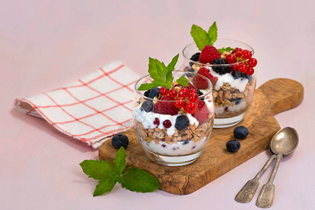 面带酸奶和草莓蓝莓和红椰子的面包图片