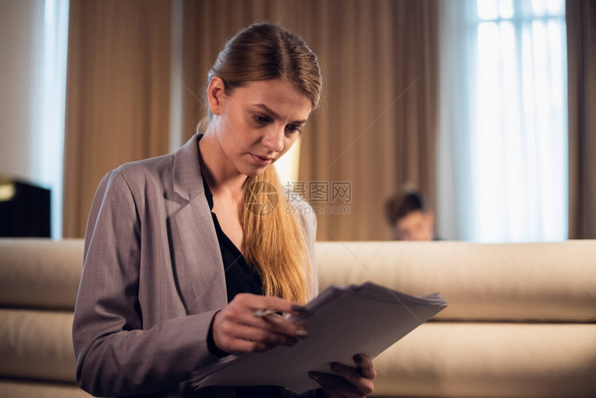 一个年轻漂亮的女商人在酒店房间演讲时和家里人一起在旅图片