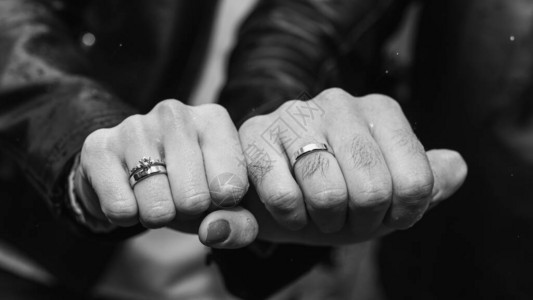 新娘和新郎手拿着结婚戒指图片