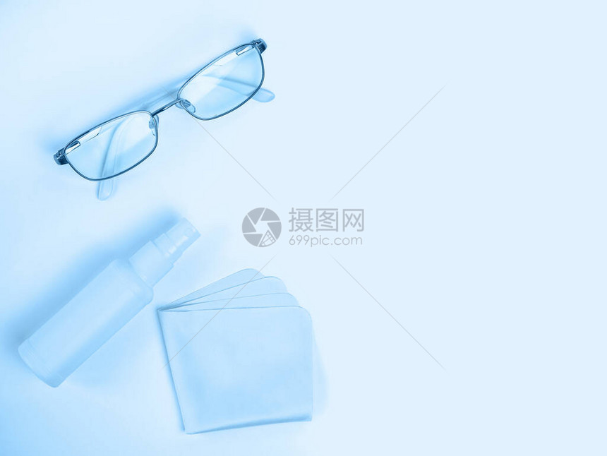 眼镜护理产品眼镜喷雾浅色背景上的眼镜餐巾蓝色单图片
