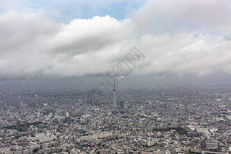 在云天从一架直升机上拍摄的东京图片