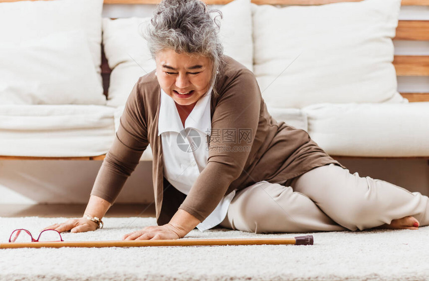 亚洲高级女人独自一人倒在家里的地板上老年妇女因骨质疏松症或心脏病发作而疼痛和受伤具有健康护理和治疗理念的图片
