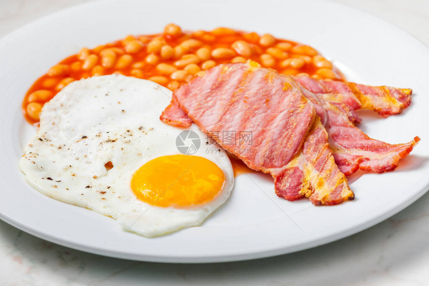 英式早餐培根豆和鸡蛋图片