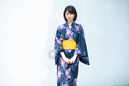 盛夏狂欢毛笔字亚裔日语妇女穿着日本传统服装到城背景