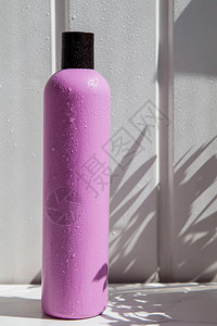 紫色Terry布或毛巾和化妆品瓶图片