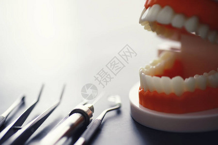 牙医办公室牙医检查口腔治疗医生展示了一个疗程龋齿治疗单板图片