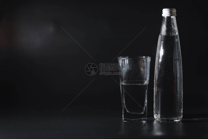 关闭在客厅的桌子上从瓶子里倒出纯净的新鲜饮用水饮用水矿物质维生素水健康富含矿物图片