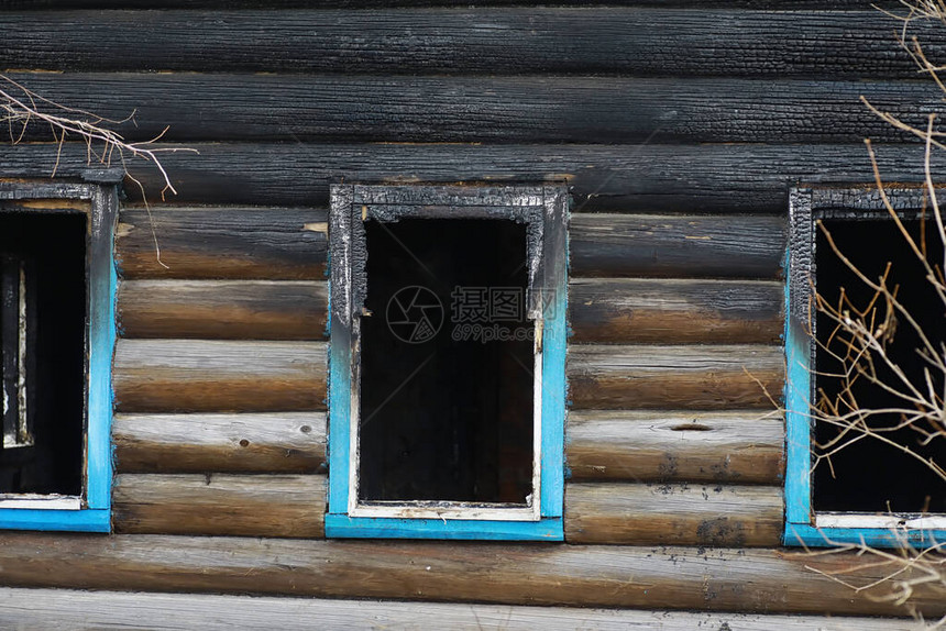 火灾后木屋木头上的煤炭房屋的火灰图片