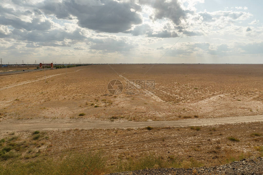 哈萨克斯坦的草原空旷的草原上的干草图片