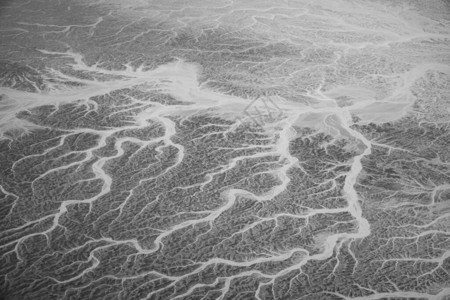 空中飞机用干枯的旧河床观察埃及撒哈拉图片