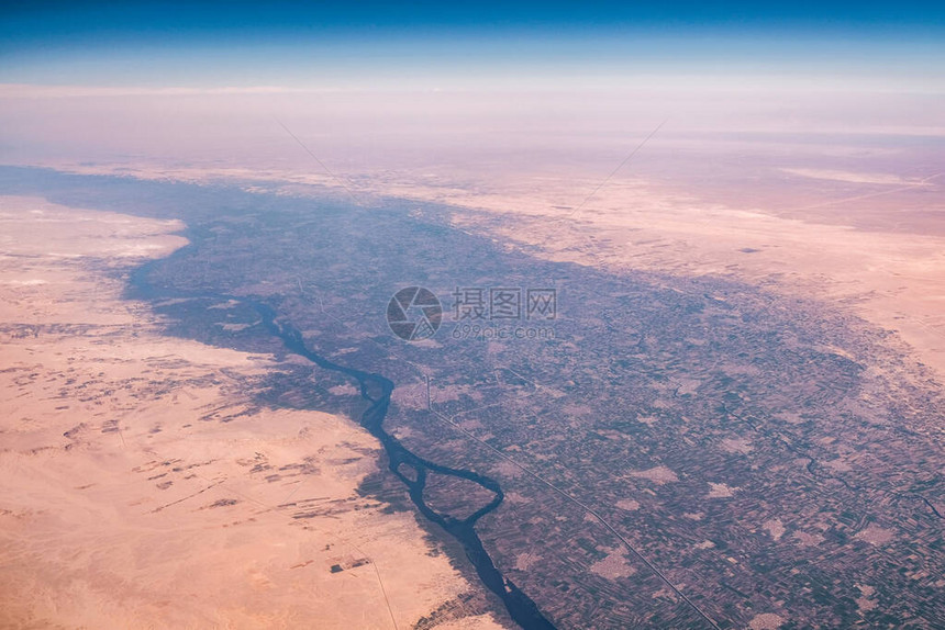 飞机对埃及尼罗河谷和周边撒哈拉沙漠的空中航向及周图片