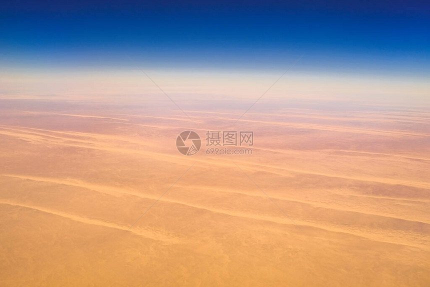 空中飞机对埃及撒哈拉沙漠景图片