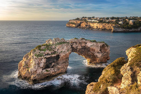 地中海中的自然拱门图片