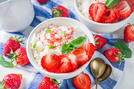夏季早饭布丁或大米粥加草莓和小碗的果浆糖图片