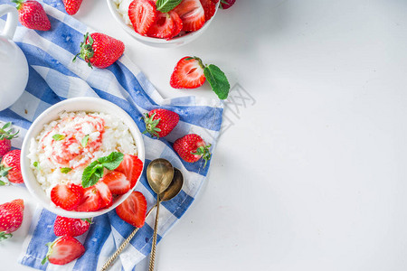 夏季早饭布丁或大米粥加草莓和小碗的果浆糖图片