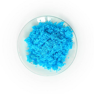 关闭白色实验室桌上的无机化学品硫酸铜II图片