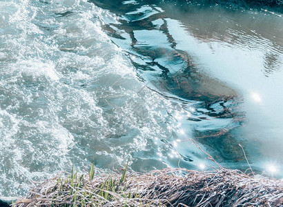 蓝色泡河流的碎裂宏观纹理回旋波玻璃图片