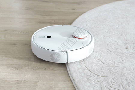 白色真空吸尘器在地板上现代智能图片