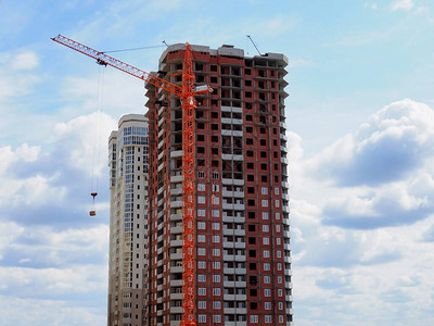 建造摩天大楼建筑工地背景在建设中的建筑物附近装有货物图片