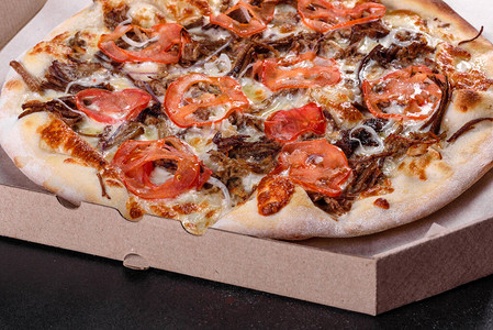 新鲜热辣的披萨有肉蘑菇芝士和西红柿图片