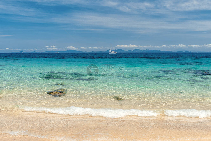 从海滩到海边的景色很美图片