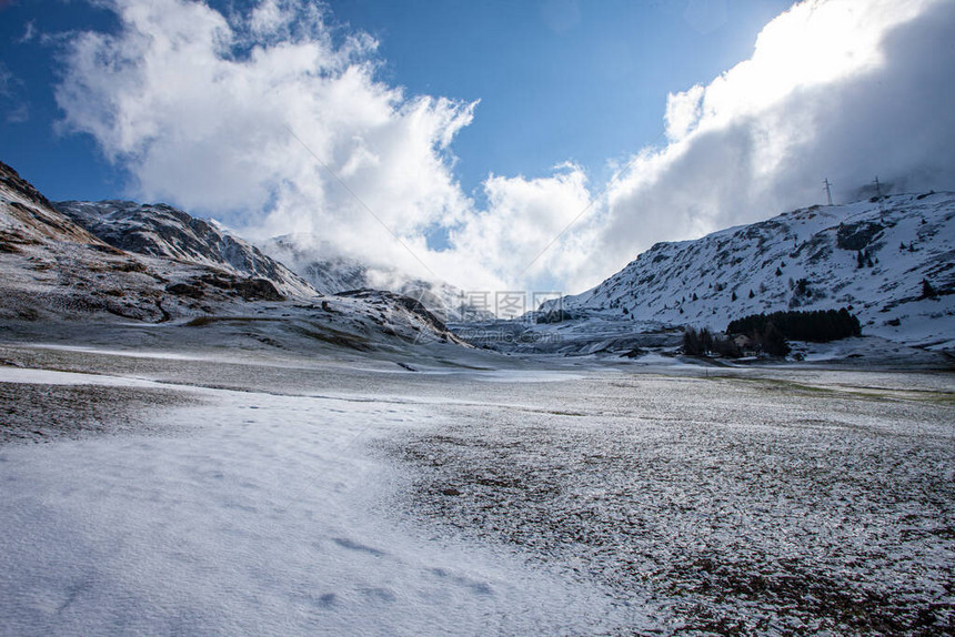 高山口在苏维采兰朱利尔帕斯在雪和云图片